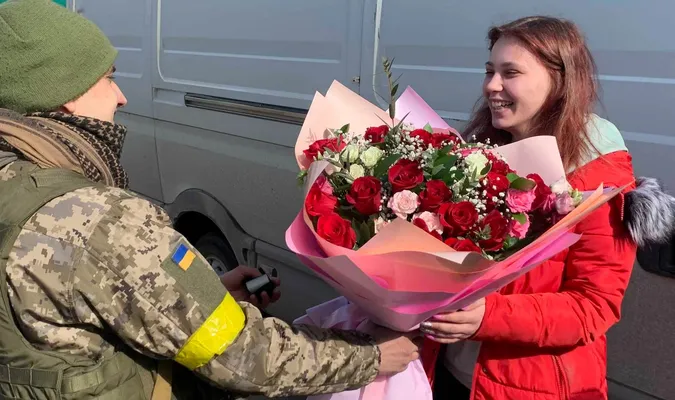 Військовий волинської бригади освідчився коханій посеред війни (фото, відео)