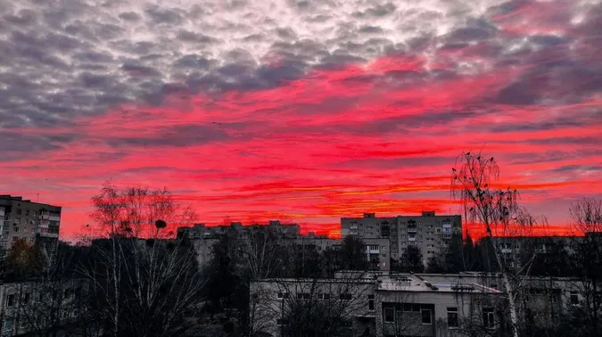 Показали вогняний недільний світанок у Луцьку (фото)