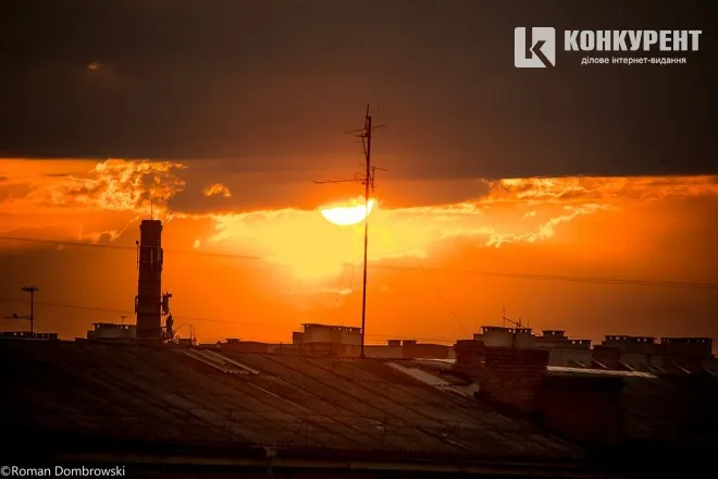 У мережі з'явилися нові фото вечірнього Луцька