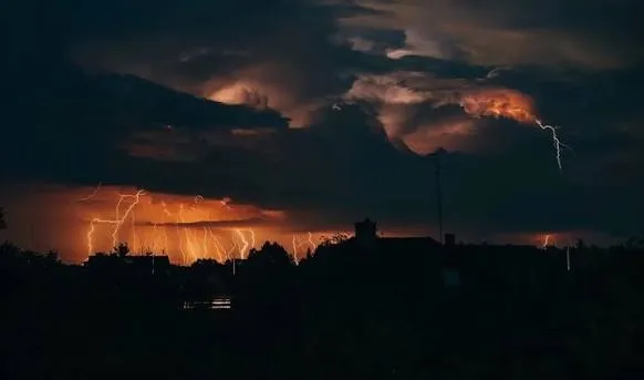 На Луцьк суне негода
