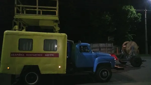 ЛПЕ змінює контактні дроти для тролейбусів (фото) 