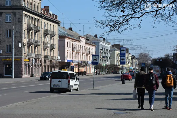 Карантинна весна у Луцьку: маски, черги і малолюдні вулиці (ФОТО)