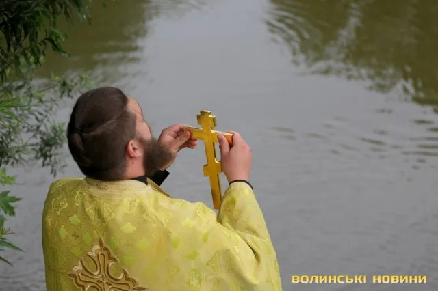 «Запалили потяг до чистоти»: як під Рованцями воду на Купала святили (ФОТО)