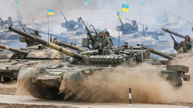 У разі наземної агресії РФ військовим одразу підвищать зарплату, – Порошенко