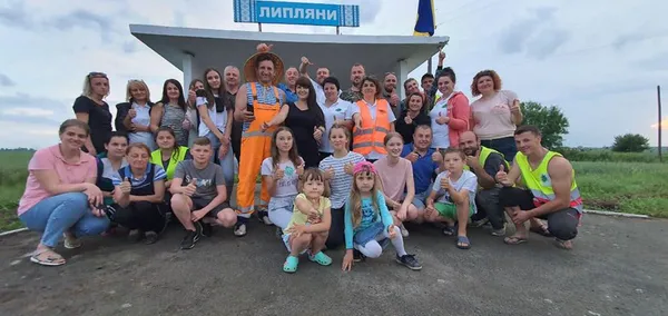 «Квітучий прапор України» збільшився на 2 км і простягнувся вздовж дороги Луцьк-Жидичин