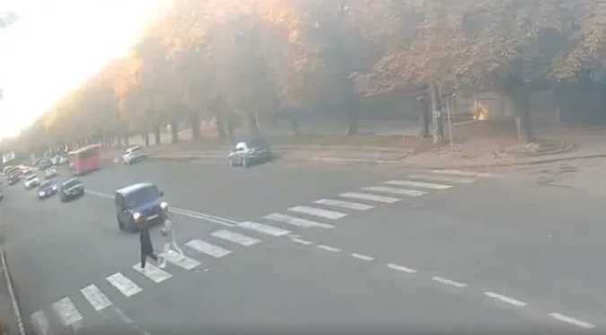 У Луцьку водій «пролетів» за пішоходами на переході: його зняла камера (відео)