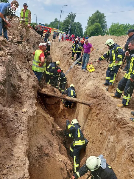 Обвалилася траншея: у Луцьку з-під завалу врятували двох людей (фото, відео)
