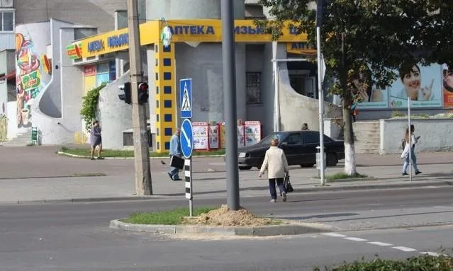 У Луцьку встановлюють освітлення для пішохідних переходів (фото)