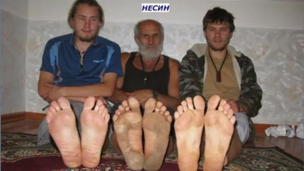 До Луцька босоніж прийшов відомий мандрівник (фото, відео)