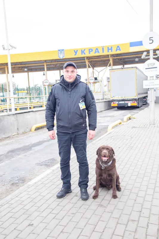 В «Устилузі» службовий пес «винюхав» наркотики у несподіваному місці (фото)