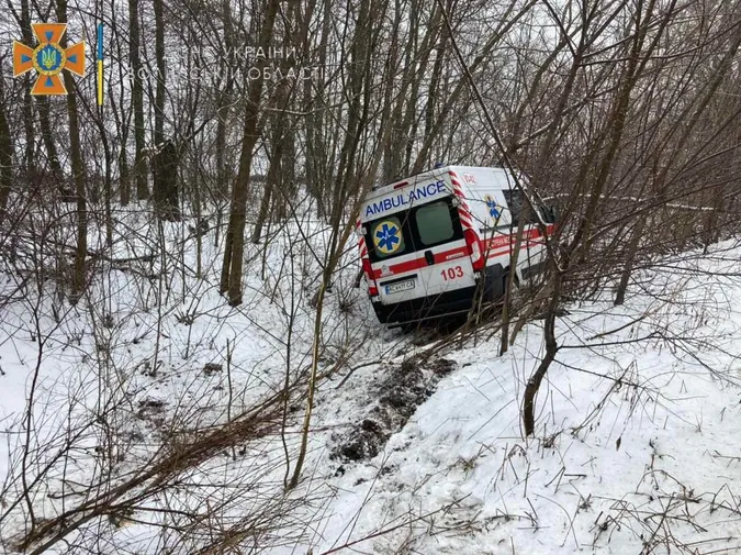 Луцькі рятувальники допомагали «швидкій» вибратися з кювету (відео)