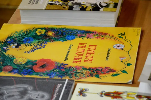 Одна з луцьких бібліотек поповнилася новими книгами від професорки (фото)