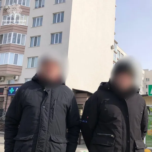 У Луцьку патрульні затримали підозрілих чоловіків з наркотиками (фото)