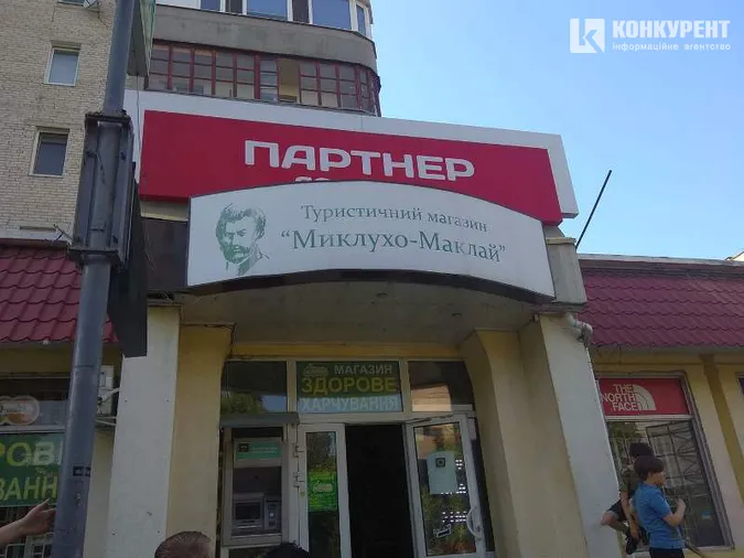 У Луцьку на Соборності авто злетіло з дороги і врізалось в магазин (фото)