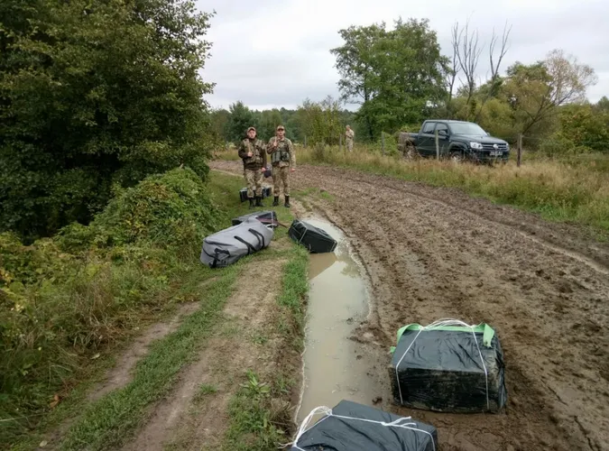 На Волині контрабандистів зупиняли пострілами (фото)