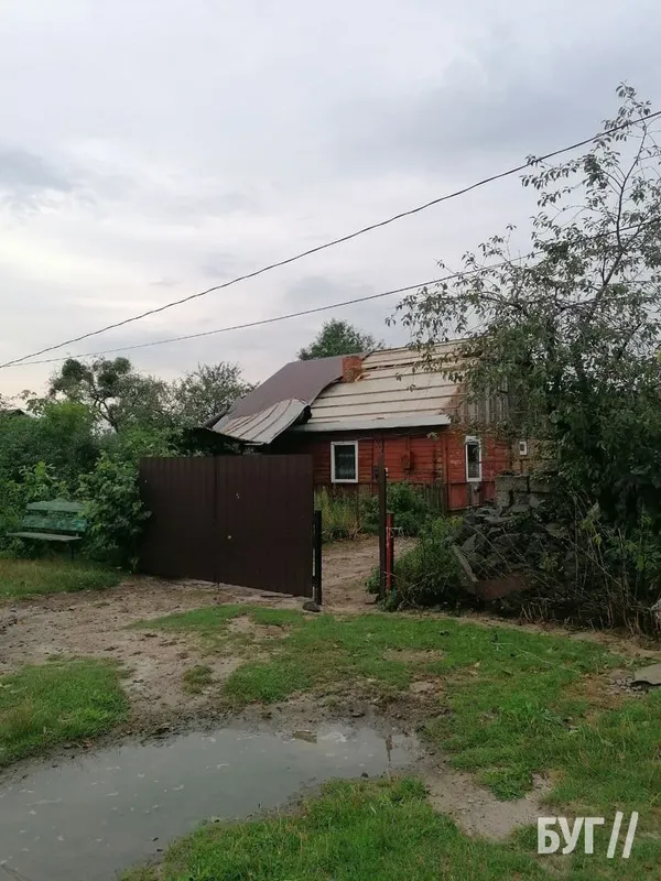 Зірвані покрівлі і повалені дерева: на Волині вирувала негода (фото)