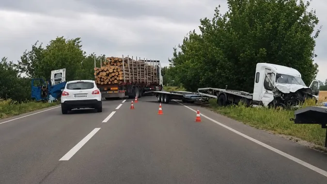 На Волині легковик врізався в авто дорожників: двох працівників госпіталізували