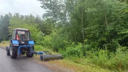 На дорогах Волині косять узбіччя та борються з борщівником (фото)