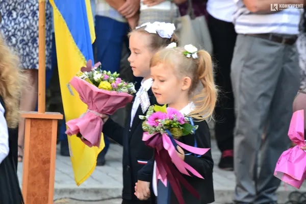 Кульки і квіти: у Луцькій школі № 9 святкували День знань (фото)