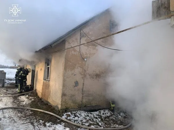 На Волині в пожежі загинув чоловік, його сусід – в лікарні (фото)
