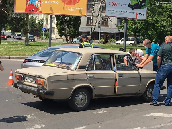 У Луцьку біля «Променя» не розминулися «порш» і «жигулі» (фото)