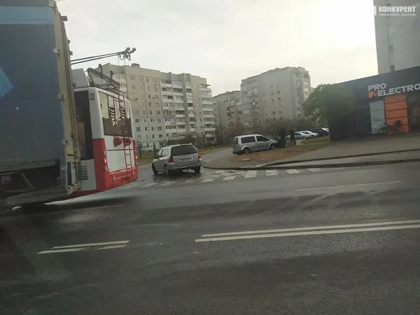 У Луцьку зіткнулися тролейбус і вантажівка (фото, відео)