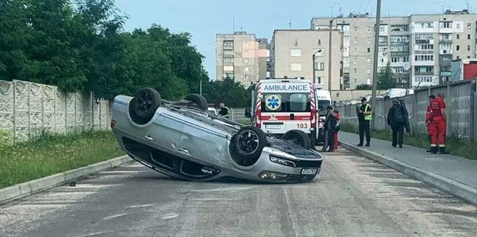 У Ковелі внаслідок ДТП легковик перекинувся на дах