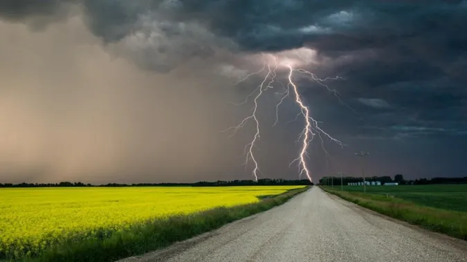 Сильний вітер і гроза: на Волині оголосили штормове попередження