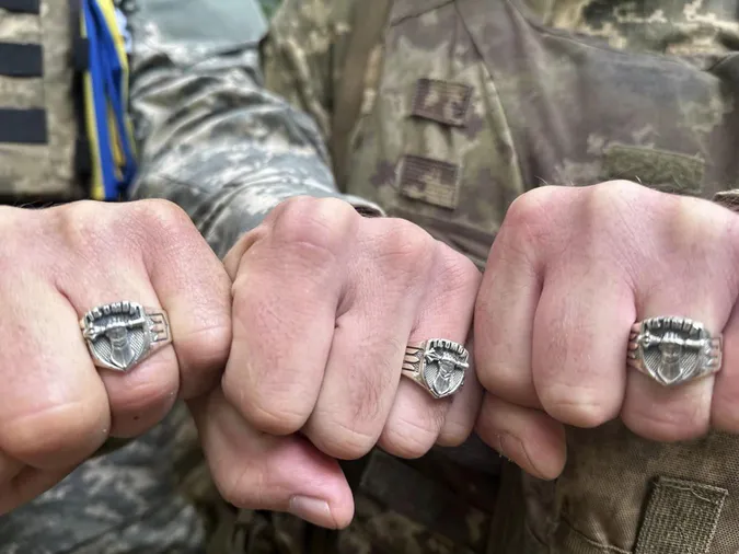 Нагороди, відзнаки та подарунки: воїнів-танкістів з 14-ї ОМБр вітали з професійним святом (фото)