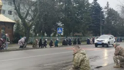Повернувся додому востаннє: в Шацьку навколішки зустріли Героя Олександра Костюка (фото, відео)