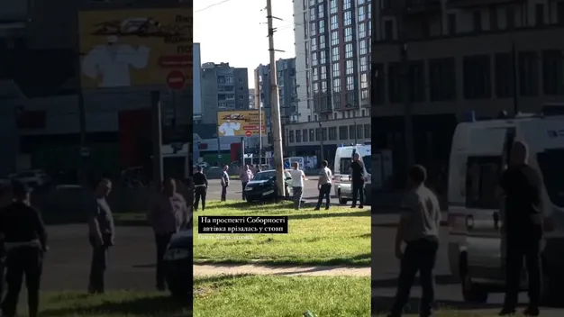 У Луцьку - ДТП на Соборності: авто влетіло в електроопору