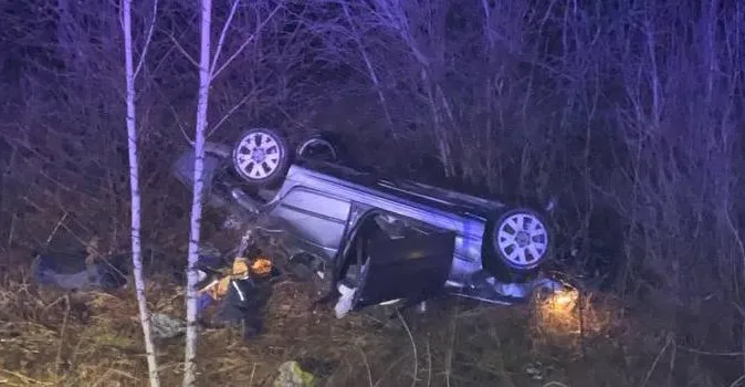 На «Варшавці» BMW злетіла у кювет – постраждали водій і пасажир (фото)
