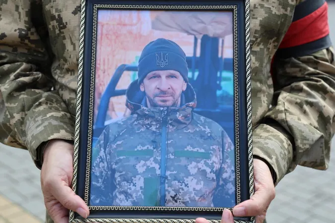 Луцьк навколішки прощався з трьома загиблими захисниками Русланом Новосадом, Владиславом Павлюком та Анатолієм Дячуком