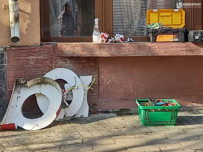 Знайти буде важче: демонтували вивіску скандальної луцької «Юнони» (фото)