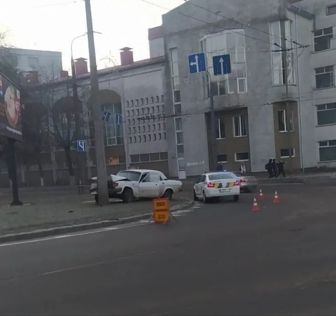 Ранкова аварія у Луцьку: автівка врізалася у стовп (фото)