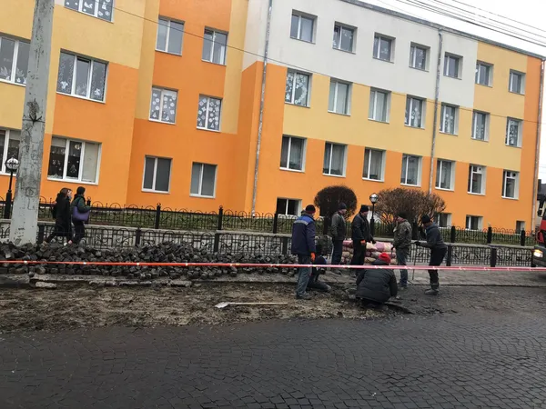 У Луцьку зняли бруківку на дорозі на Богдана Хмельницького (фото)