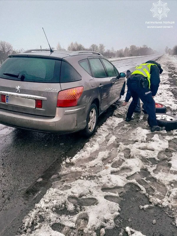 Волинські патрульні допомогли водіям замінити колеса, щоб ті змогли продовжити рух (фото)