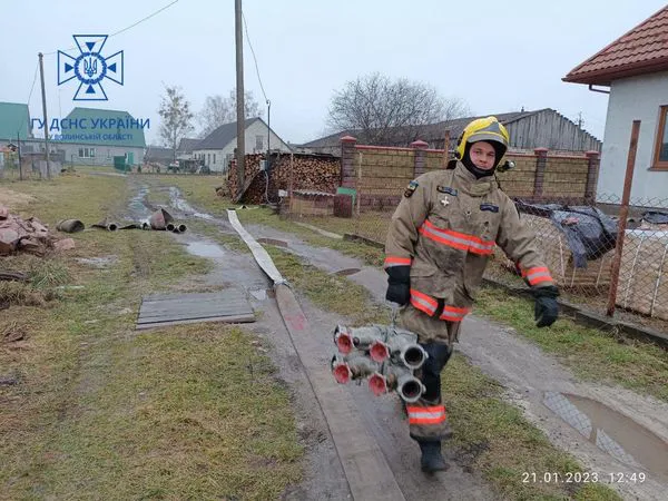 З городів і дворів: на Волині рятувальники відкачували воду (фото)
