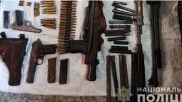 Пістолети, гвинтівки, гранати: на Ковельщині у чоловіка вилучили арсенал зброї (фото, відео)