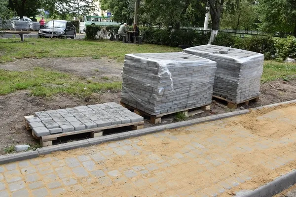 Як у Луцьку ремонтують прибудинкові території (фото)