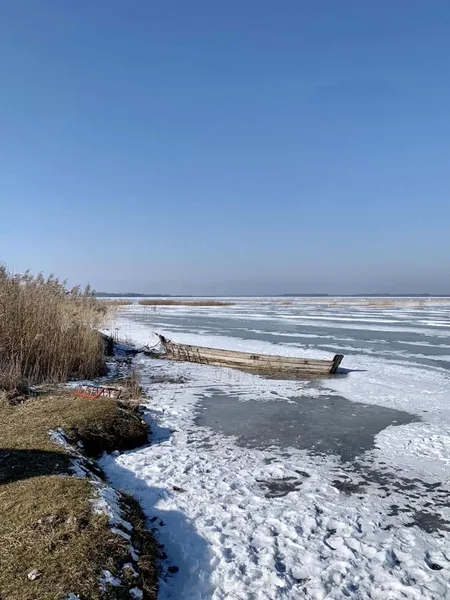 Крижана краса: показали захопливі сонячні кадри Світязя