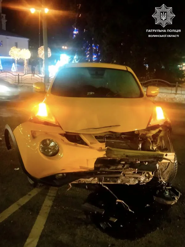 У центрі Луцька «пассат» протаранив дві автівки (фото)
