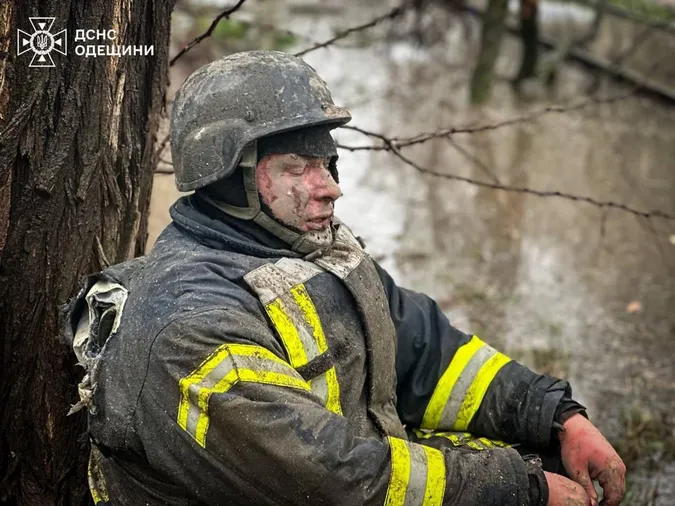 Удар по Одесі: 14 загиблих, 46 травмованих, серед них – рятувальники (фото 18+)
