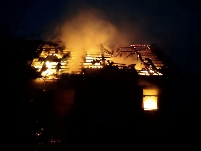 У Нововолинську годину гасили пожежу в господарській будівлі (фото)