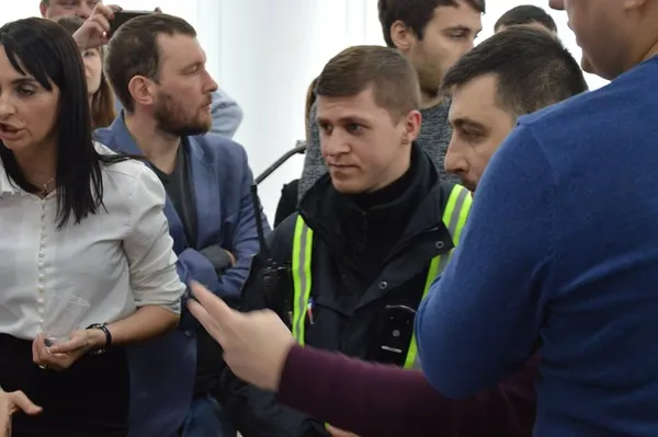 Депутат «зарядив» секретарю Луцькради зошитом (фото, оновлено)