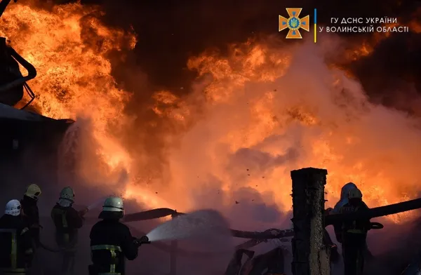 У Луцьку ліквідовують пожежу на нафтобазі (фото)