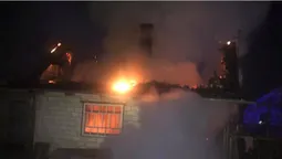 В Устилузі горів житловий будинок: міг зірватися газовий балон (фото, відео)