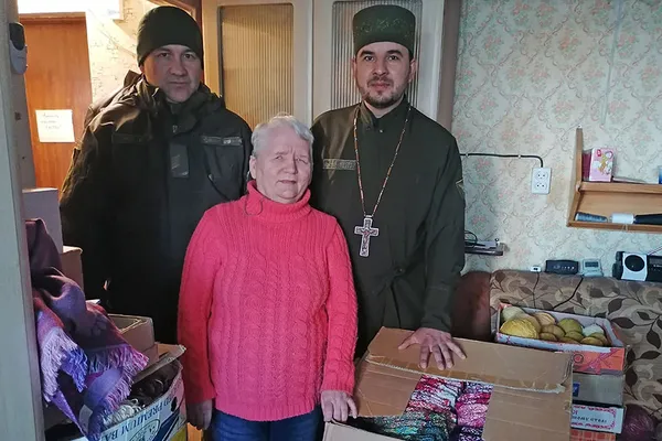 Найдобріше добро: українські військові отримали в'язані рукавиці від старенької лучанки (фото)