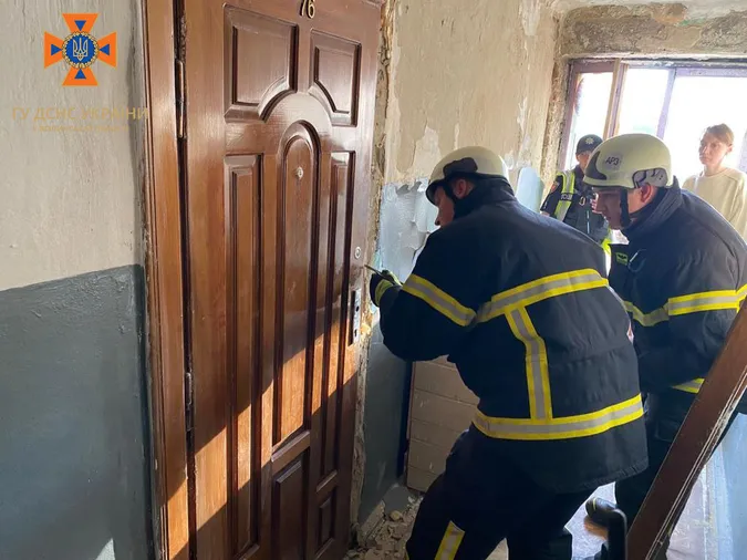 У Луцьку рятувальникам довелося ламати двері, аби допомогти хворому (фото)