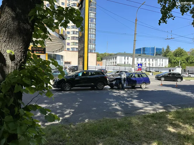 На Глушець легковик «поцілував» кросовера, вулицю скував затор (фото)